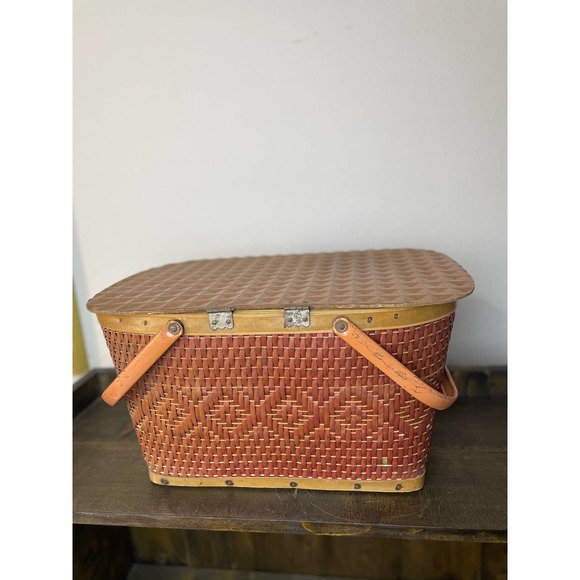 Vintage Redmon Wicker Picnic Basket - Beautiful Cranberry Red - Picture 5 of 11